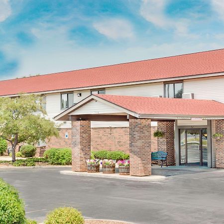 Super 8 By Wyndham Green Bay Near Stadium Екстериор снимка