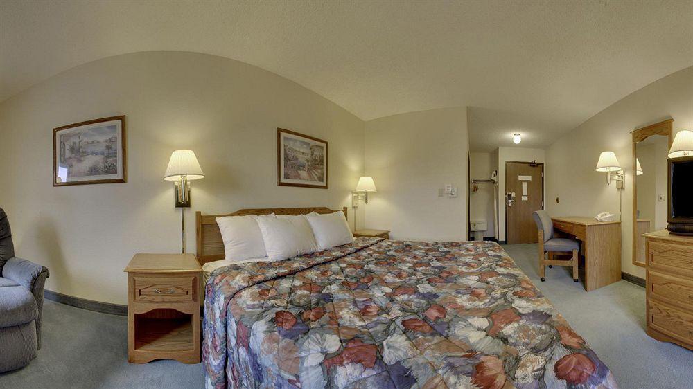 Super 8 By Wyndham Green Bay Near Stadium Екстериор снимка