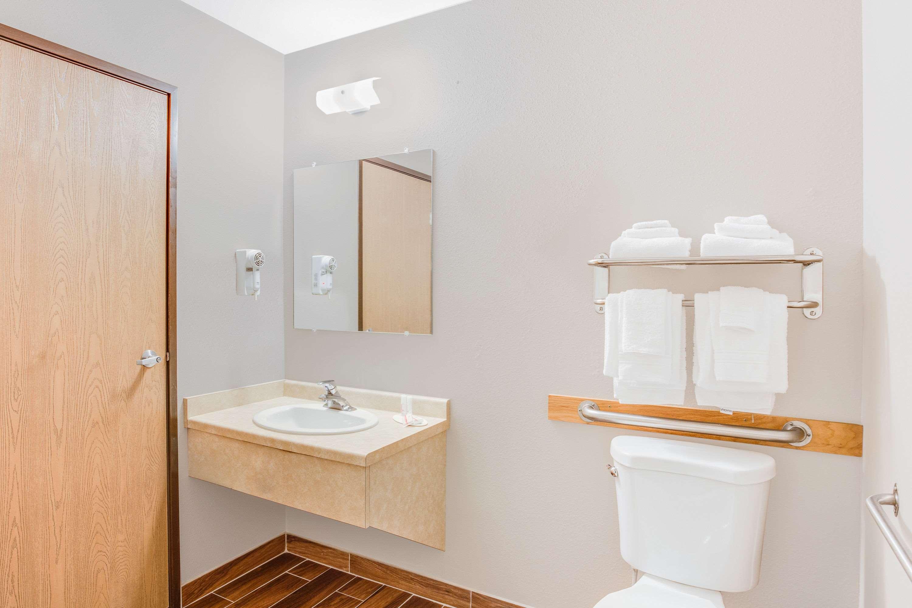 Super 8 By Wyndham Green Bay Near Stadium Екстериор снимка