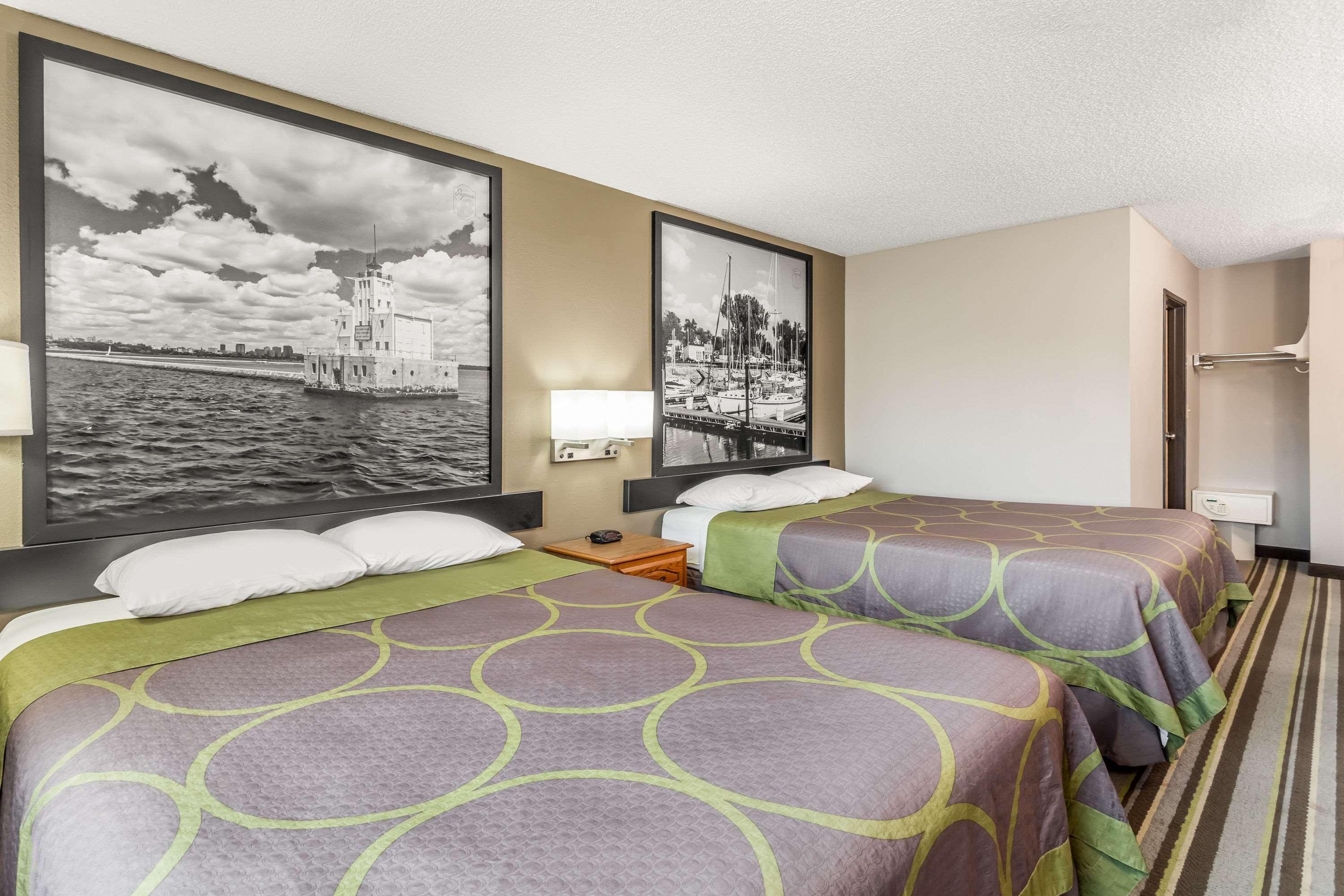 Super 8 By Wyndham Green Bay Near Stadium Екстериор снимка