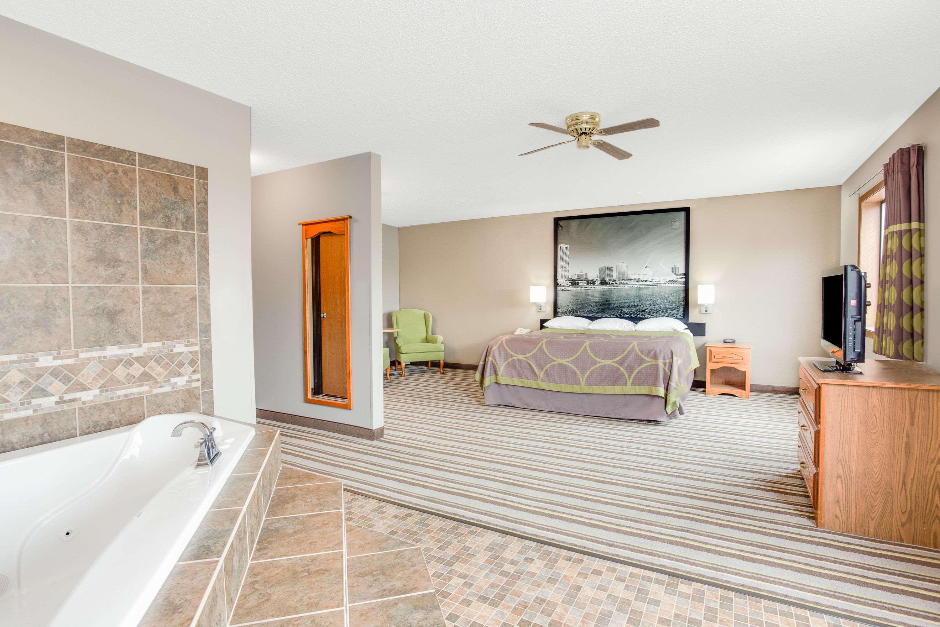 Super 8 By Wyndham Green Bay Near Stadium Екстериор снимка