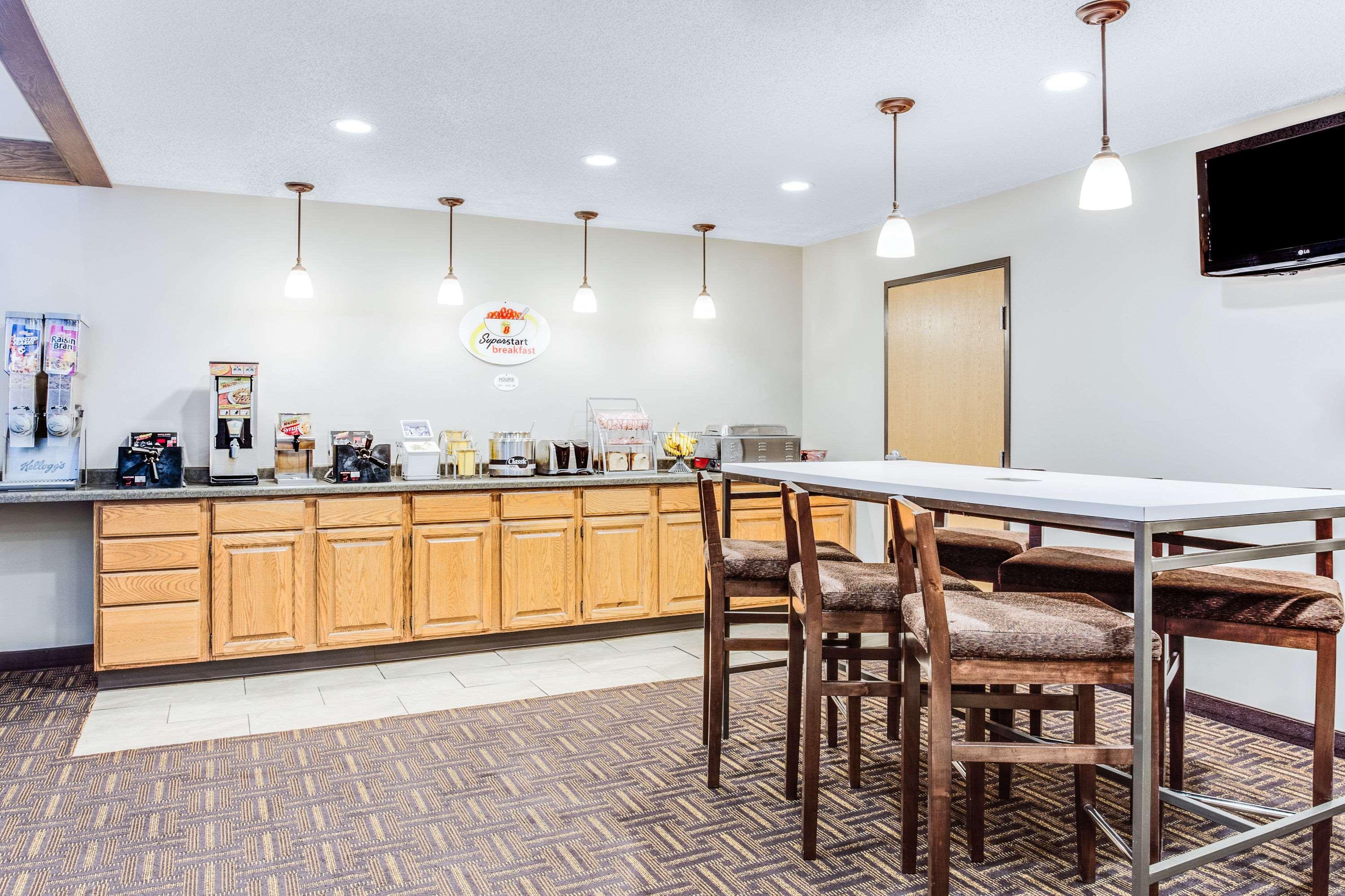 Super 8 By Wyndham Green Bay Near Stadium Екстериор снимка