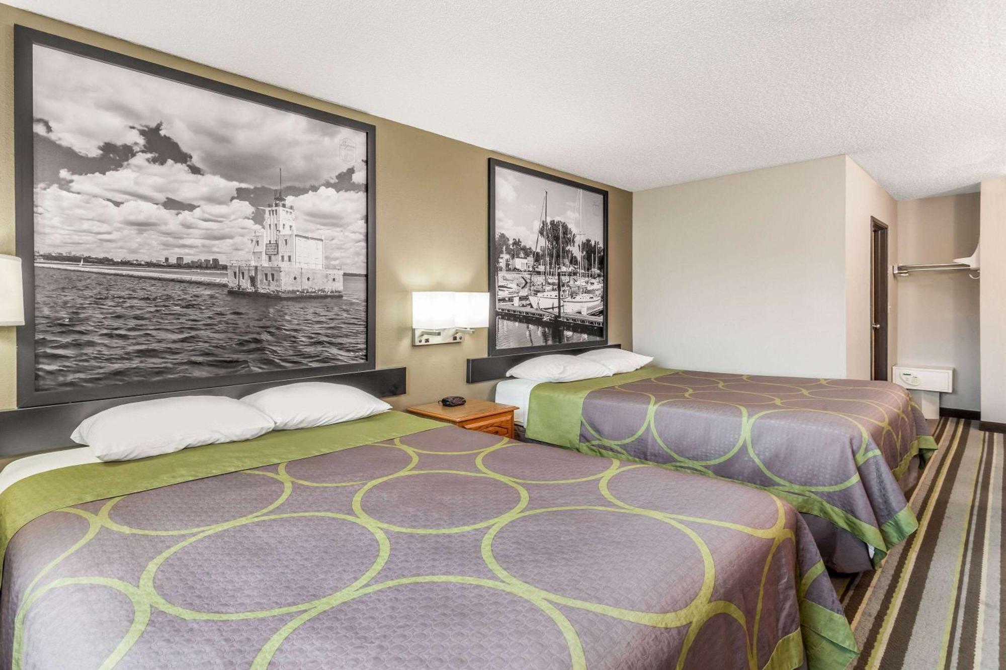 Super 8 By Wyndham Green Bay Near Stadium Екстериор снимка