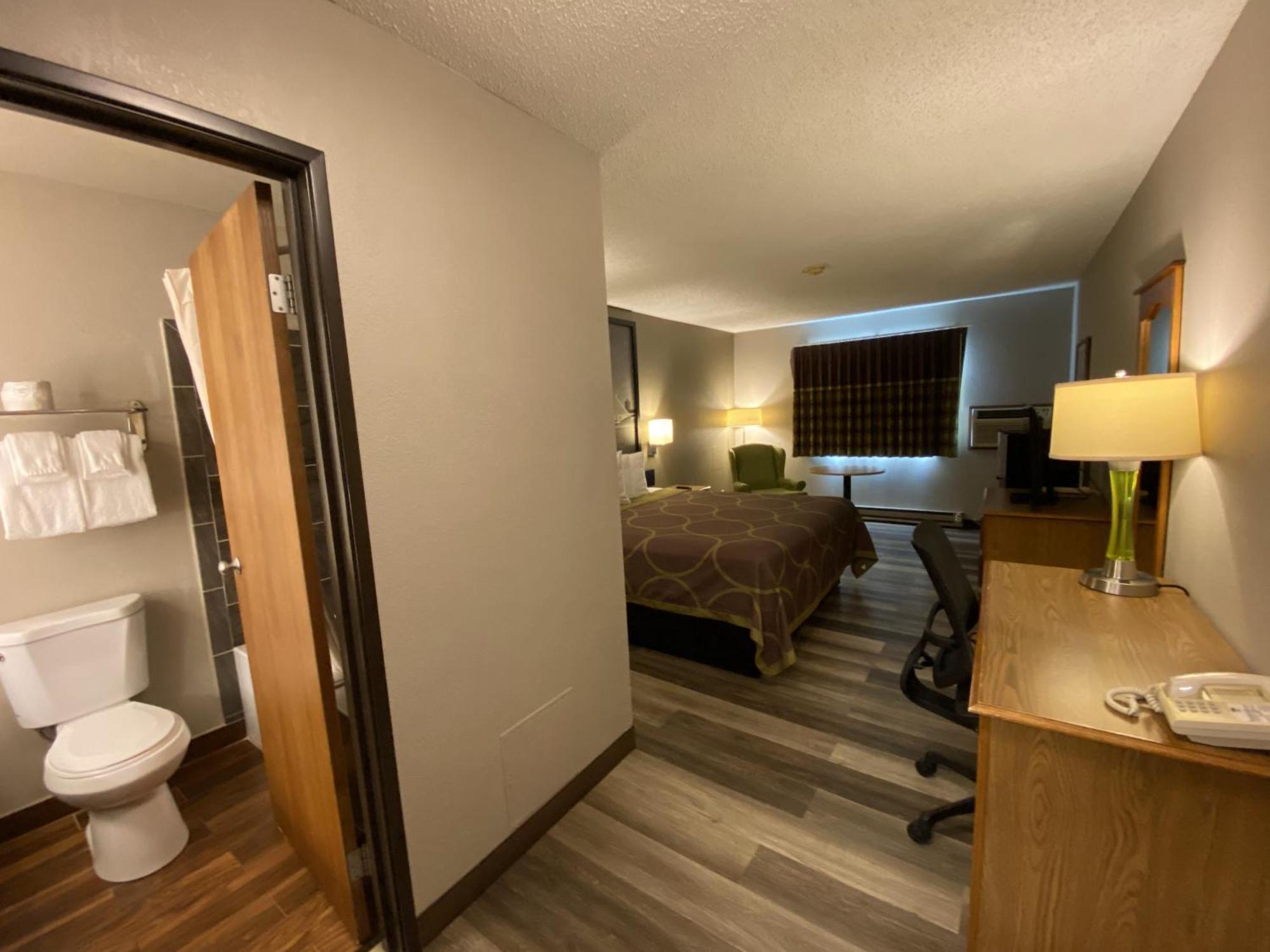 Super 8 By Wyndham Green Bay Near Stadium Екстериор снимка