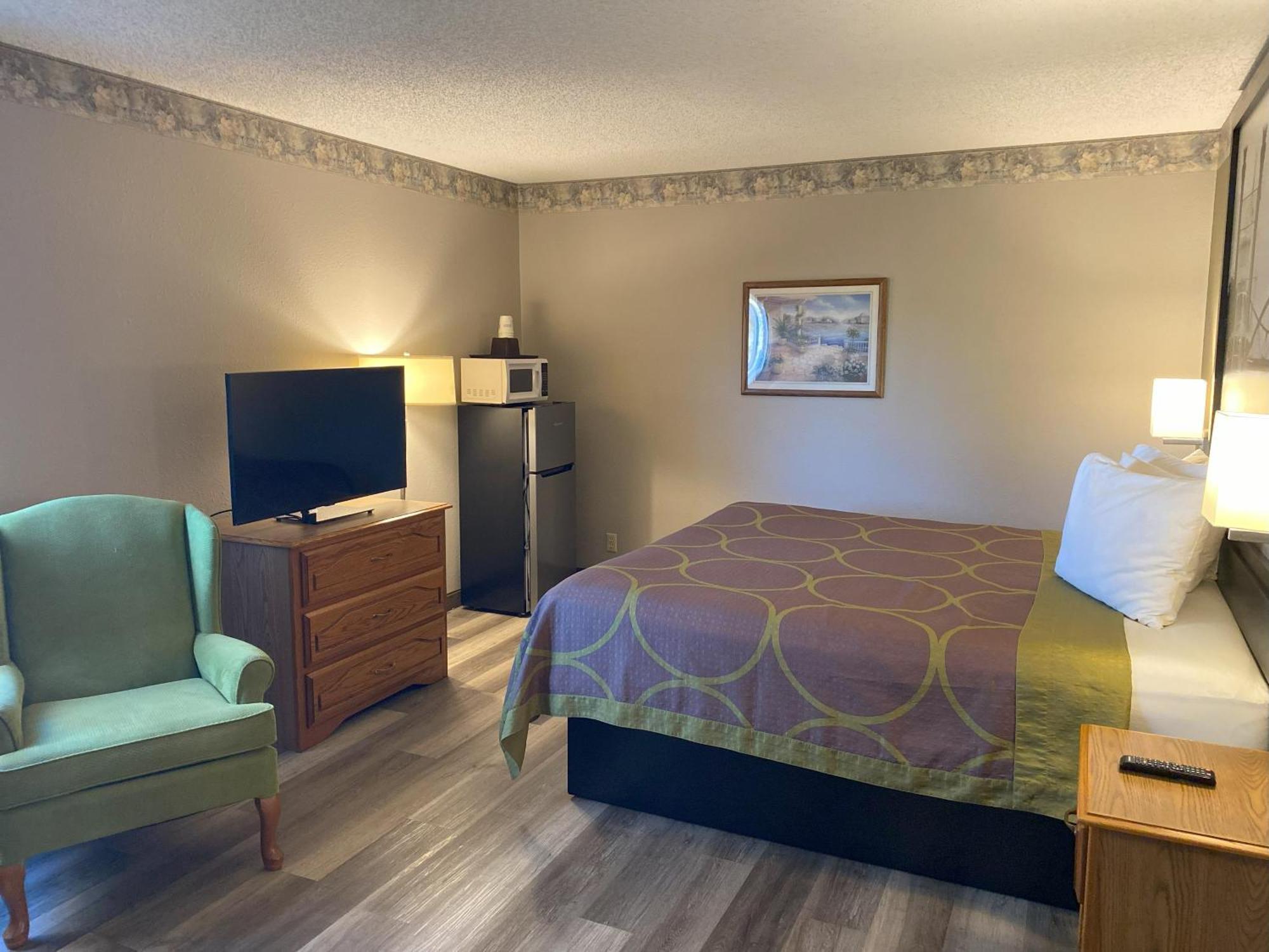 Super 8 By Wyndham Green Bay Near Stadium Екстериор снимка