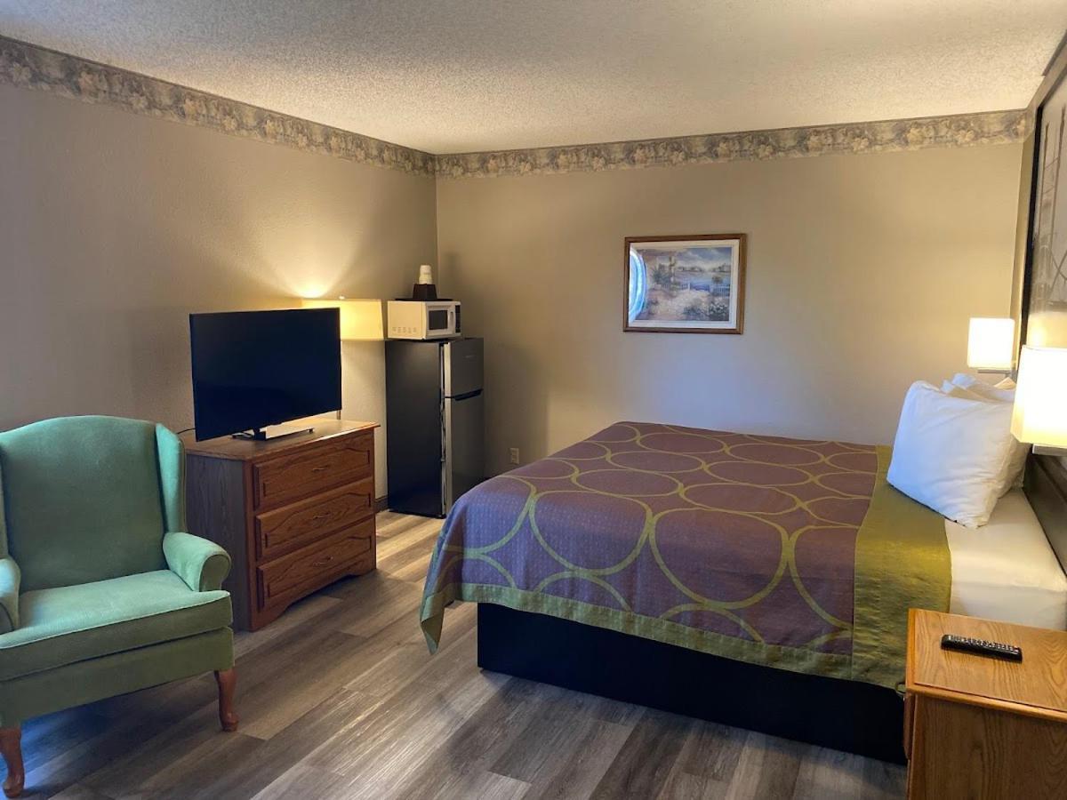 Super 8 By Wyndham Green Bay Near Stadium Екстериор снимка
