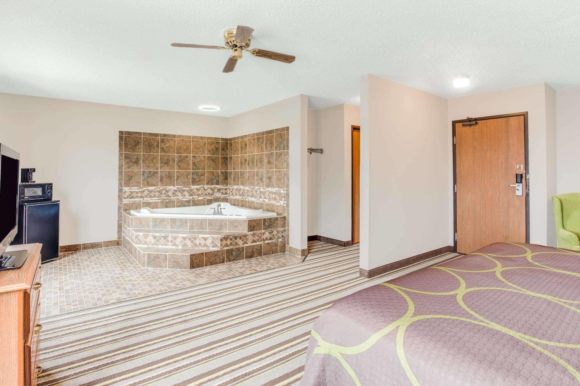 Super 8 By Wyndham Green Bay Near Stadium Екстериор снимка