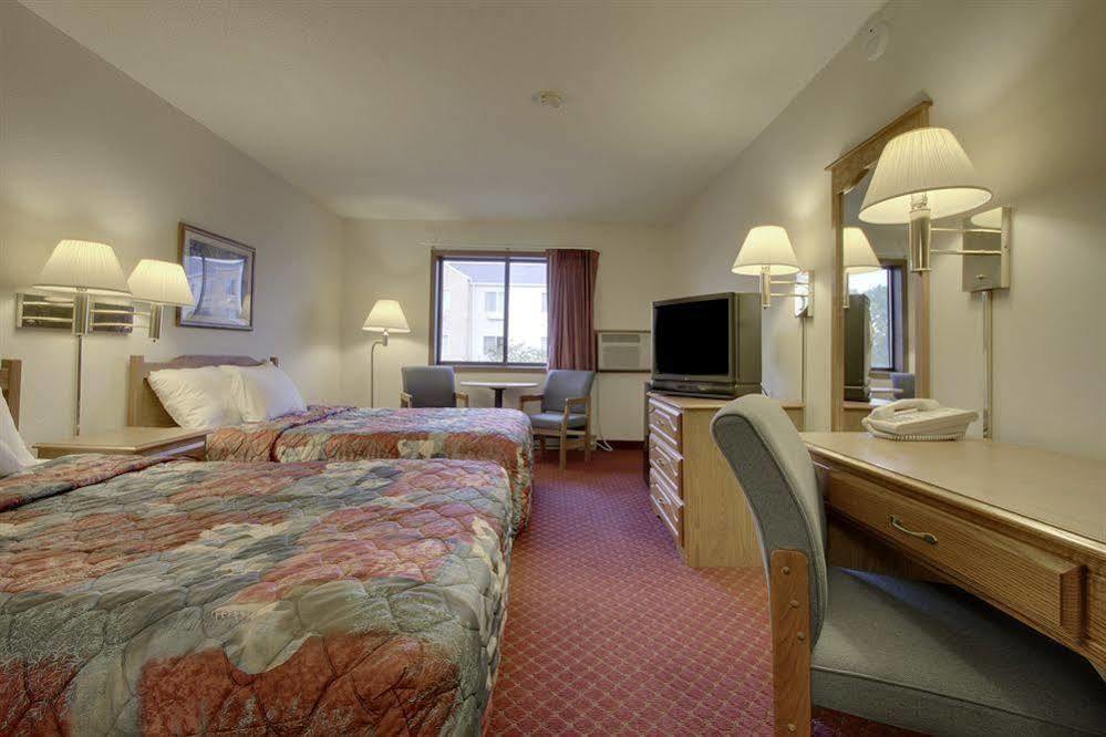 Super 8 By Wyndham Green Bay Near Stadium Екстериор снимка