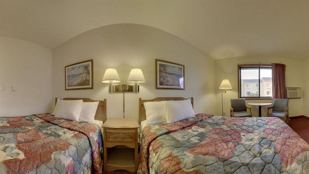 Super 8 By Wyndham Green Bay Near Stadium Екстериор снимка